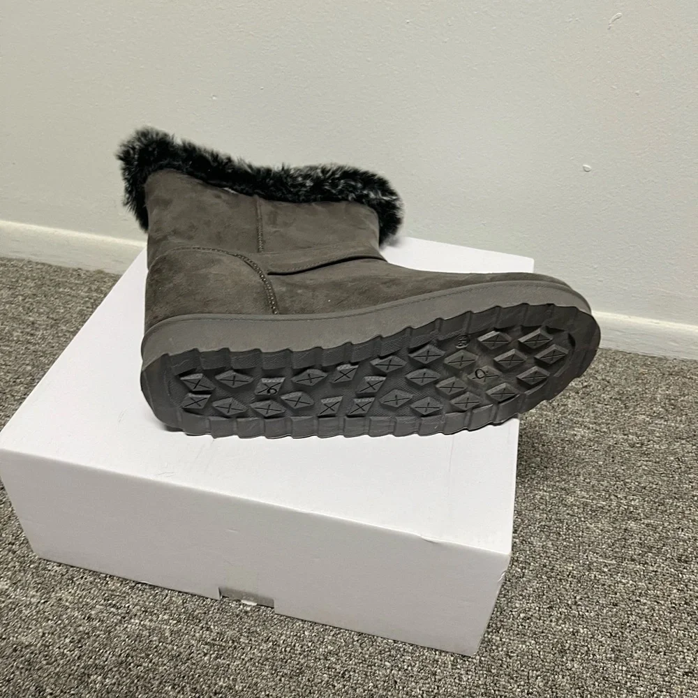 New In Box Boots Size 8.5 Wide